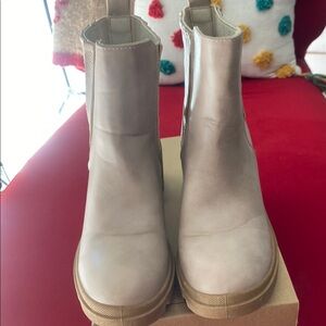 Report Women's Beige Ankle Booties